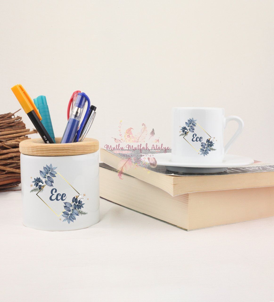 Kişiye Özel İsimli Çiçek Motifli Kalemlik ve Türk Kahvesi Fincanı