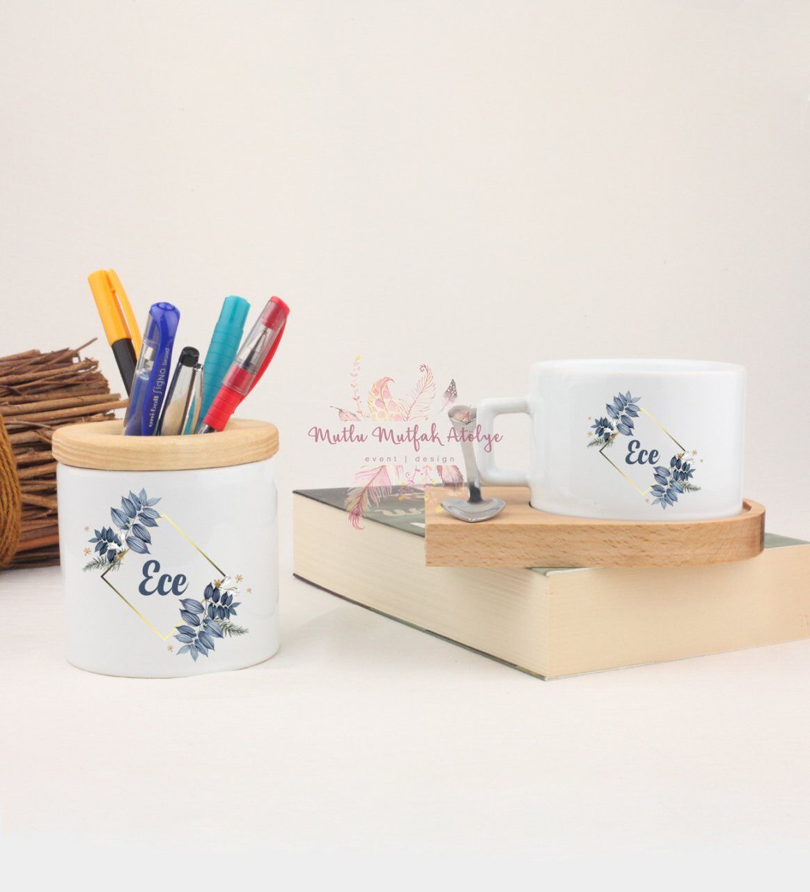 Kişiye Özel İsimli Çiçek Motifli Kalemlik ve Ahşap Altlıklı Fincan
