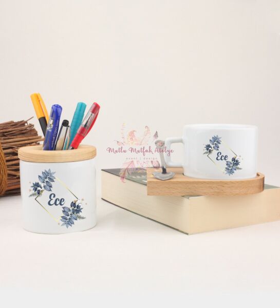 Kişiye Özel İsimli Çiçek Motifli Kalemlik ve Ahşap Altlıklı Fincan