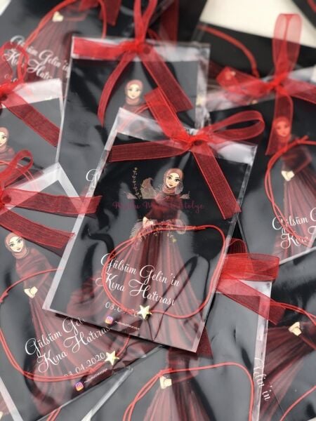 Hediyelik Şans Bilekliği Kırmızı Elbiseli Tesettürlü