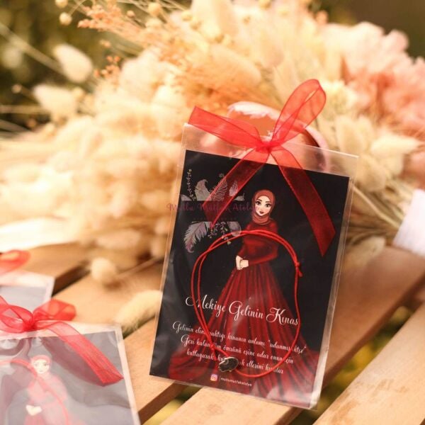 Hediyelik Şans Bilekliği Kırmızı Elbiseli Tesettürlü