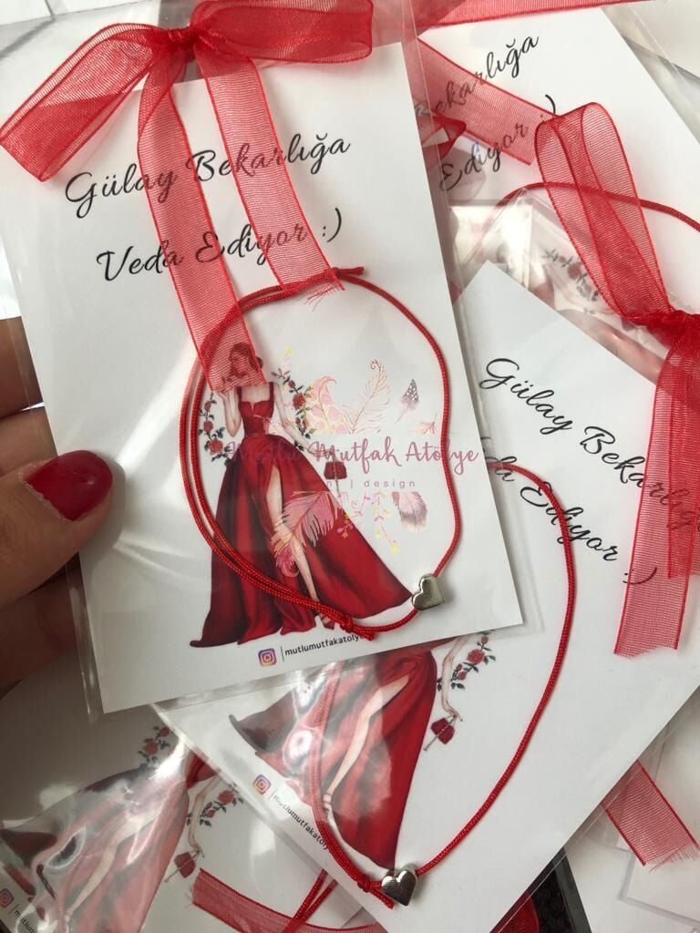 Hediyelik Şans Bilekliği Kırmızı Elbiseli