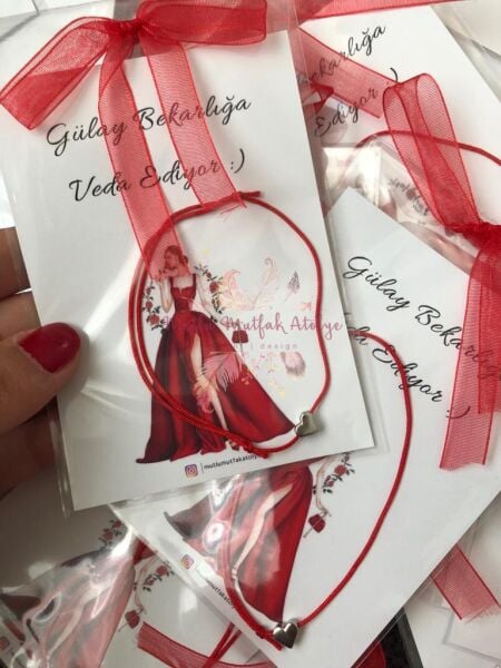 Hediyelik Şans Bilekliği Kırmızı Elbiseli