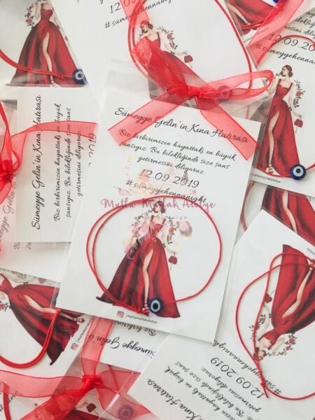 Hediyelik Şans Bilekliği Kırmızı Elbiseli