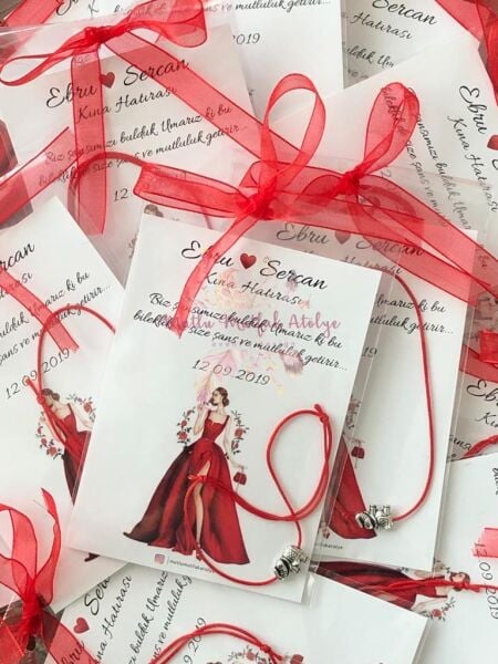 Hediyelik Şans Bilekliği Kırmızı Elbiseli