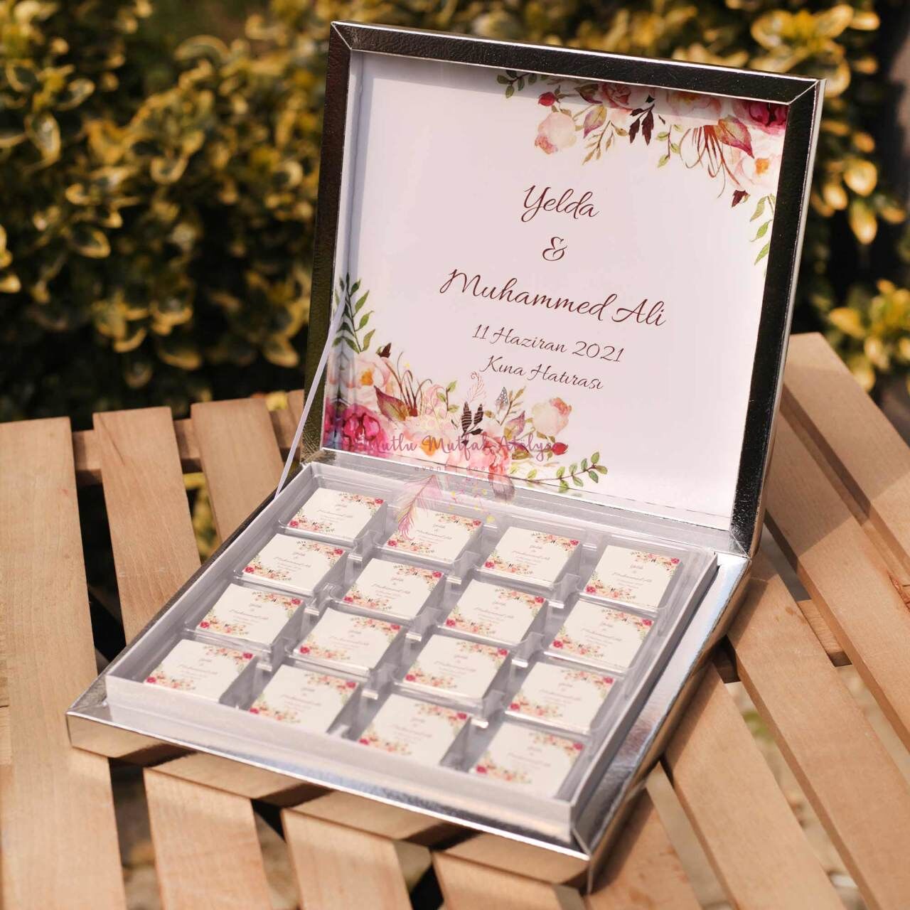 Çiçek Desenli 32'li Kutulu Çikolata