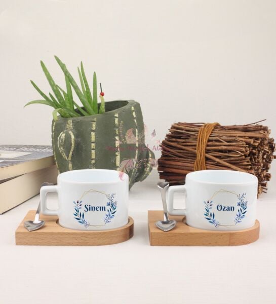 Kişiye Özel İsimli Çiçek Motifli İkili Ahşap Altlıklı Fincan