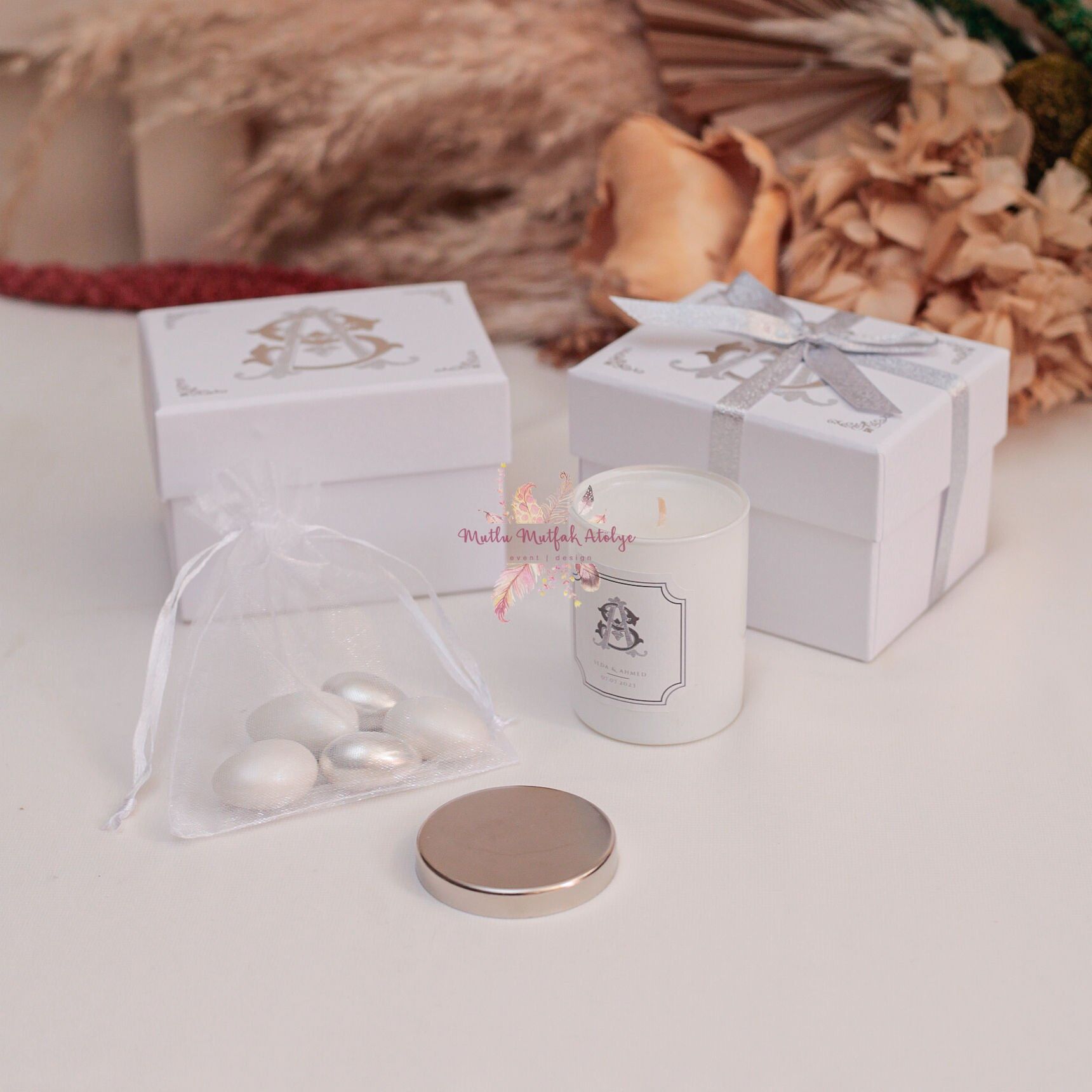 Kokulu Mum ve Draje Kutu Hediye Seti Varaklı Kutu