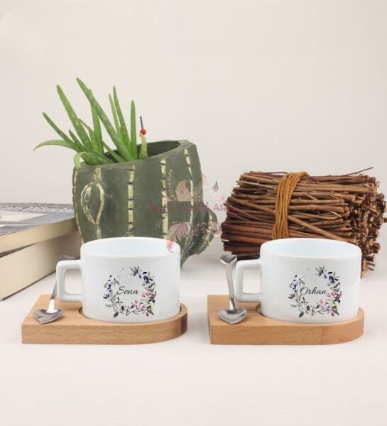 Kişiye Özel İsimli Çiçek Motifli İkili Ahşap Altlıklı Fincan