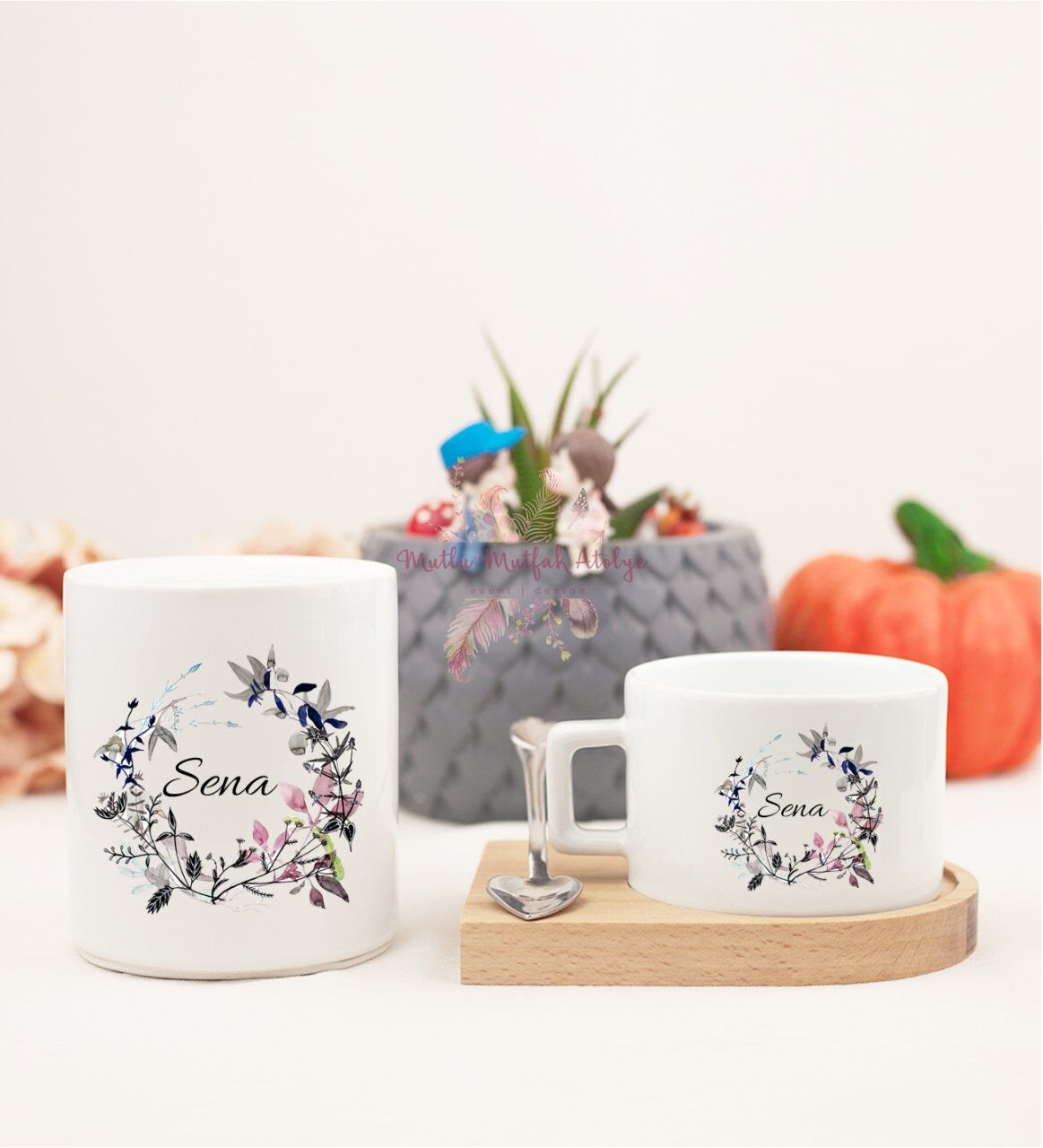 Kişiye Özel İsimli Çiçek Motifli Ahşap Altlıklı Fincan ve Kumbara