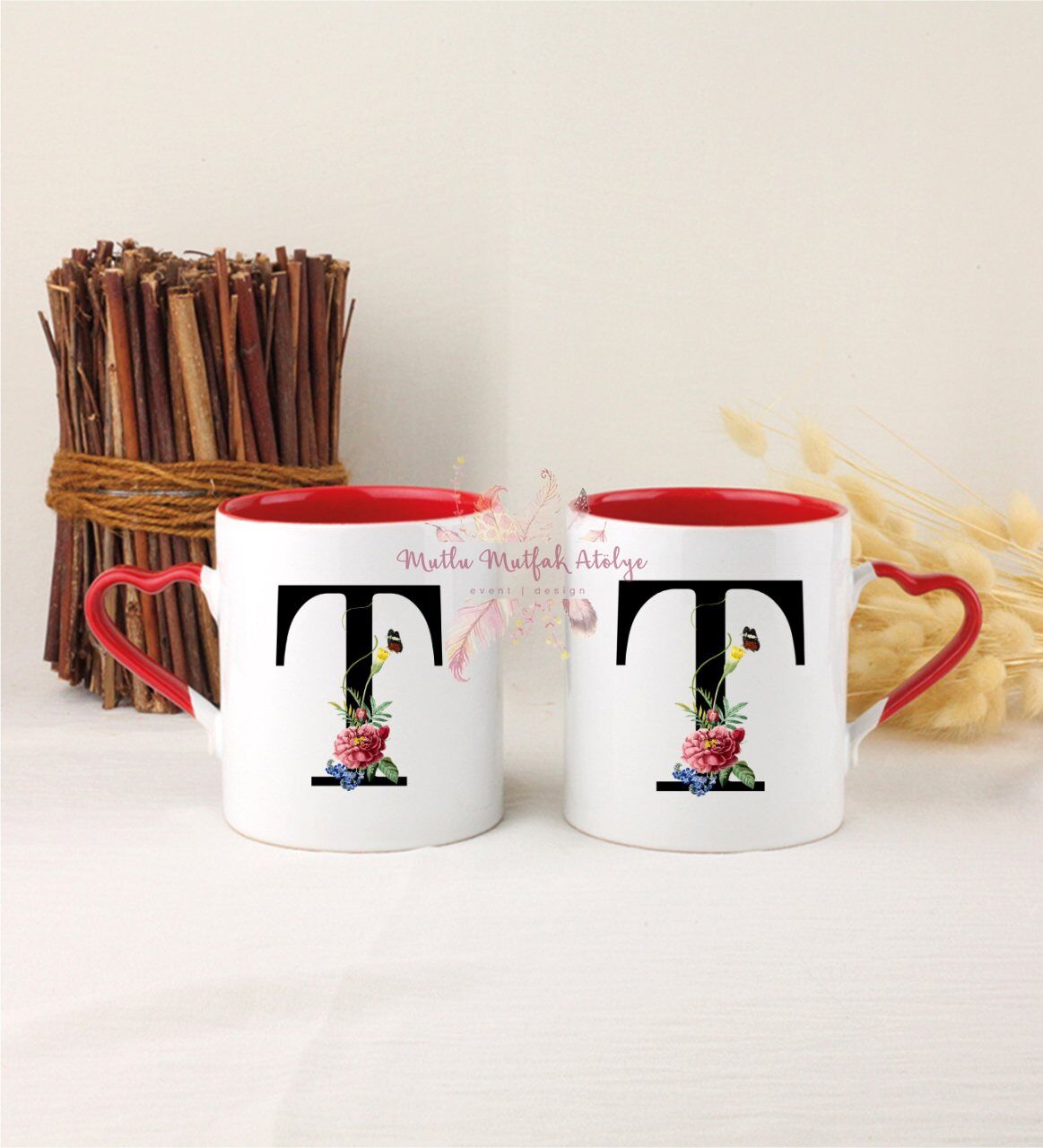 T Harfi Çiçek Desenli İkili Kırmızı Kalpli Kupa Bardak