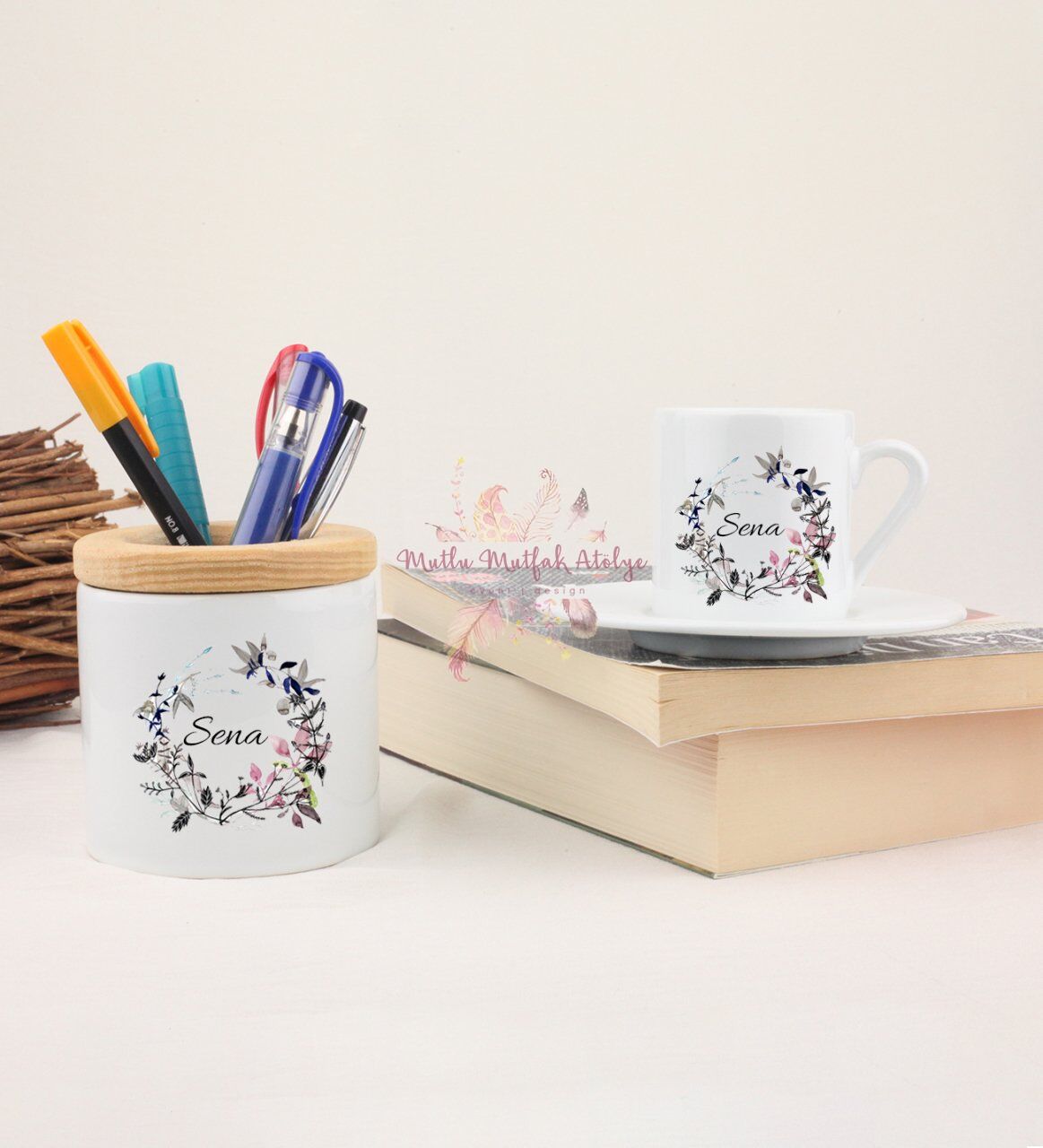 Kişiye Özel İsimli Çiçek Motifli Kalemlik ve Türk Kahvesi Fincanı