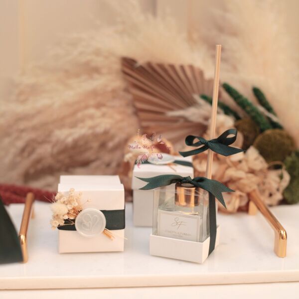 Hediyelik Mühürlü Kutulu Çiçekli Mum, Oda Kokusu ve Baskılı Karton Çanta Seti