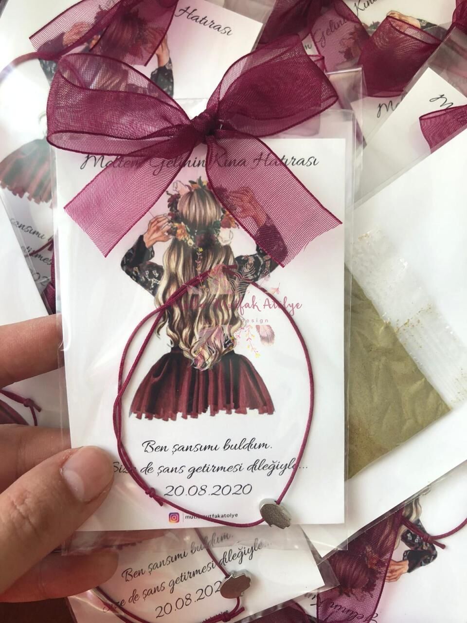 Hediyelik Şans Bilekliği Mürdüm Elbiseli