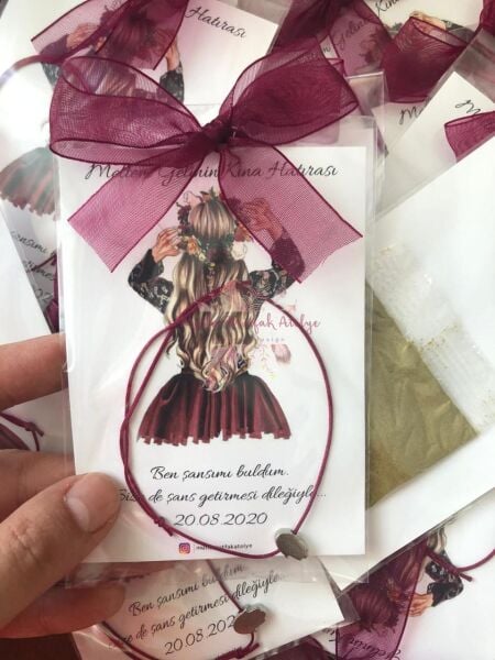 Hediyelik Şans Bilekliği Mürdüm Elbiseli