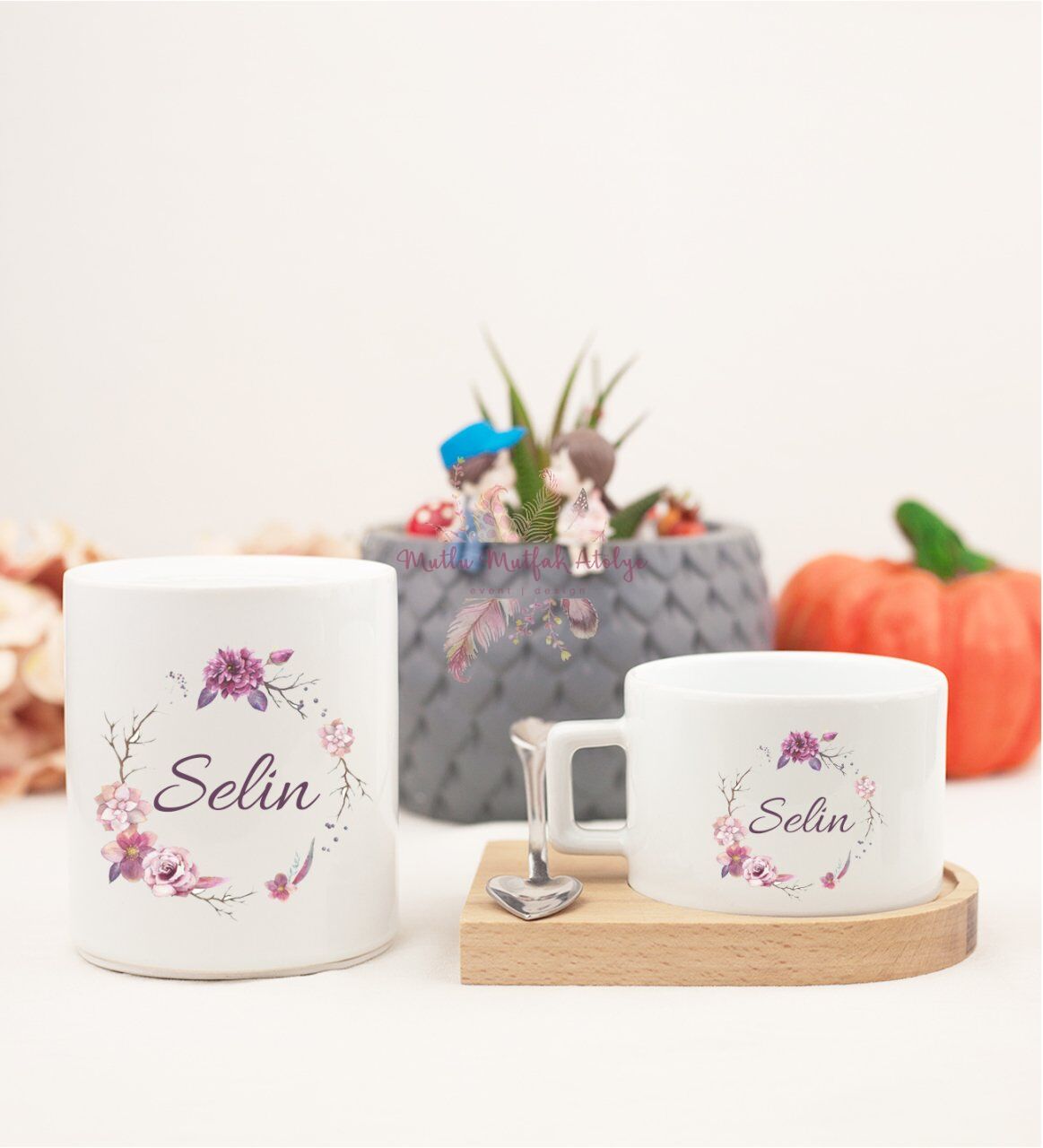 Kişiye Özel İsimli Çiçek Motifli Ahşap Altlıklı Fincan ve Kumbara