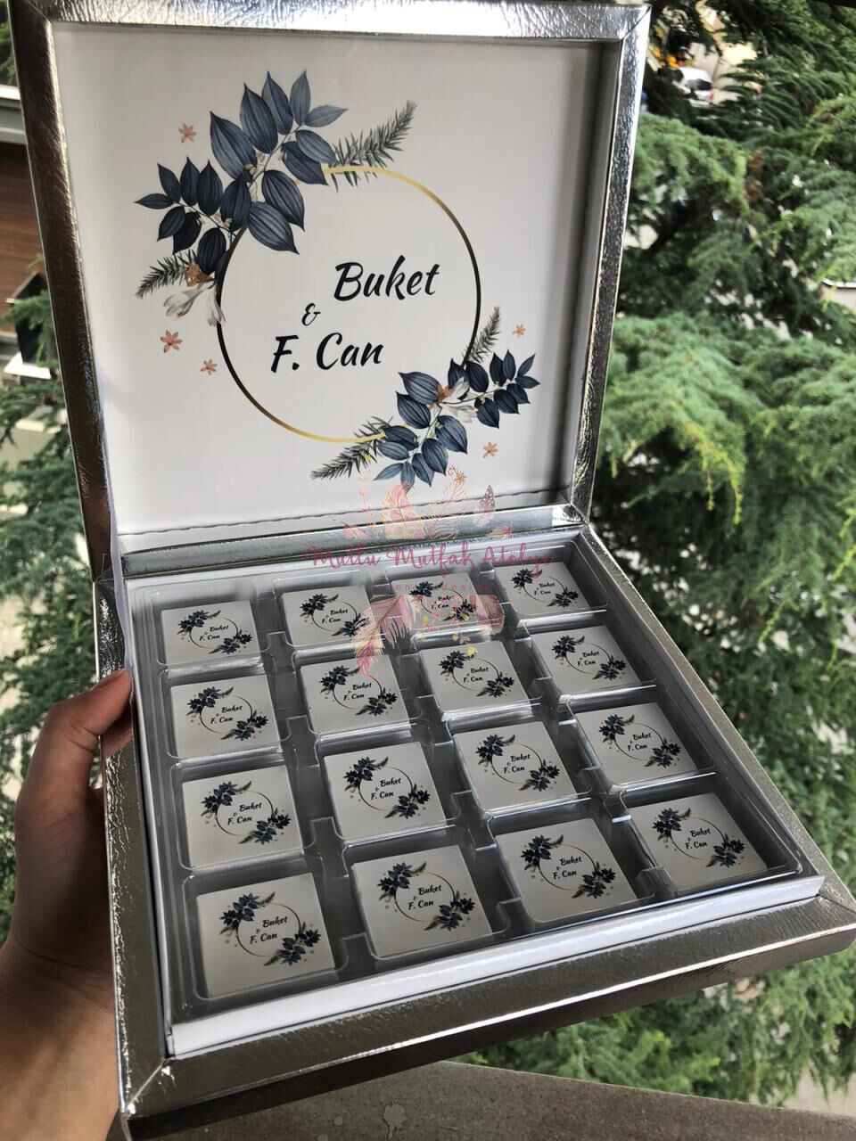 Çiçek Desenli 32'li Kutulu Çikolata