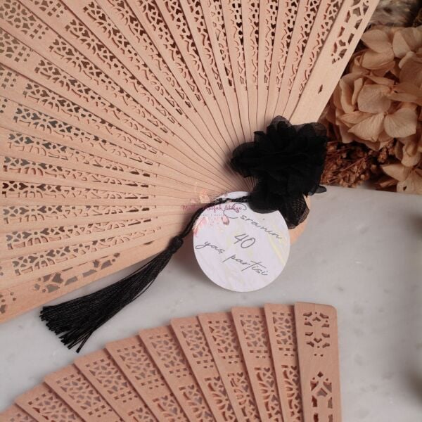 Süslenmiş Siyah Çiçekli Bambu Yelpaze Doğum Günü Hediyeliği