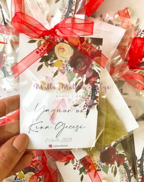 Hediyelik Kınalı Küpe Çiçek Süslemeli