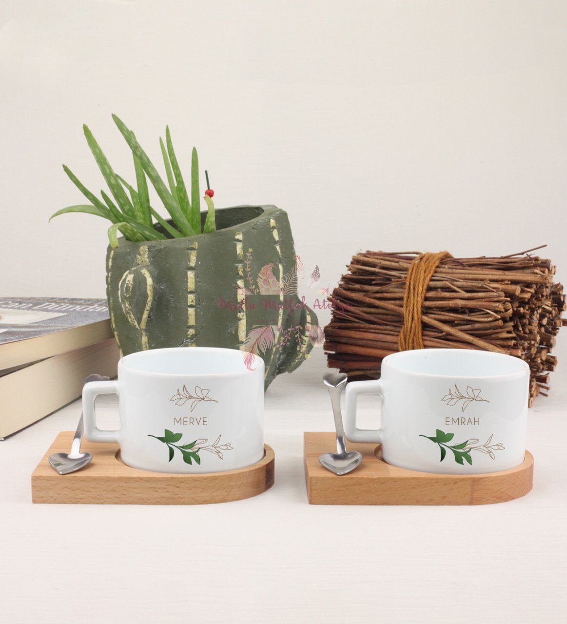 Kişiye Özel İsimli Çiçek Motifli İkili Ahşap Altlıklı Fincan