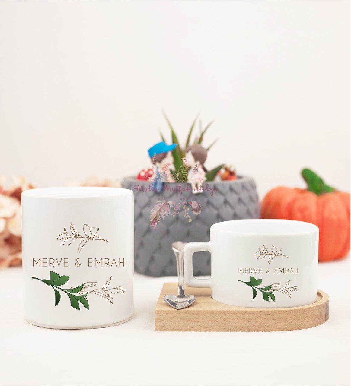 Kişiye Özel İsimli Çiçek Motifli Ahşap Altlıklı Fincan ve Kumbara