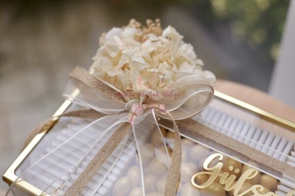 İsimli Cam Kutulu Çiçek Süslemeli Söz Nişan Çikolatası