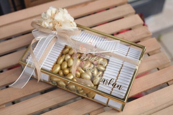 İsimli Cam Kutulu Çiçek Süslemeli Söz Nişan Çikolatası