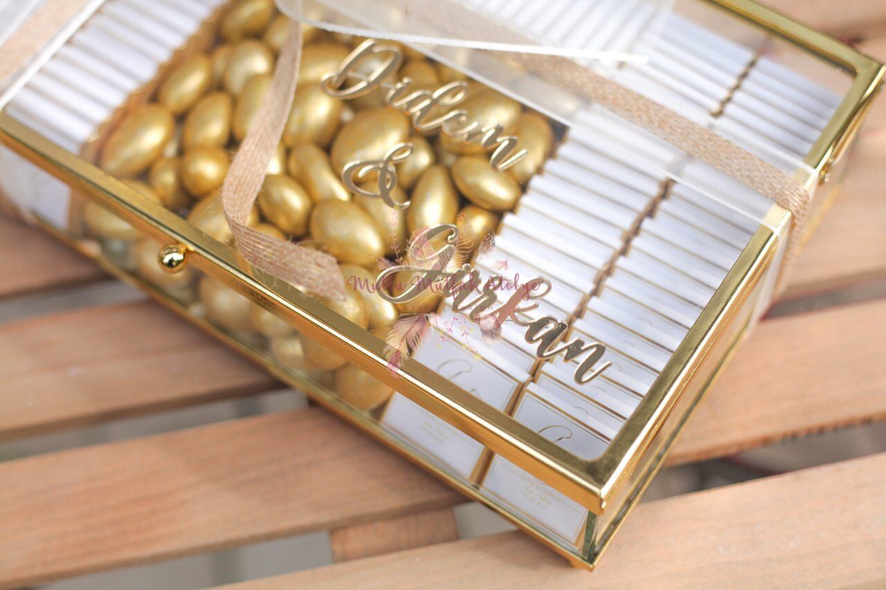 İsimli Cam Kutulu Çiçek Süslemeli Söz Nişan Çikolatası