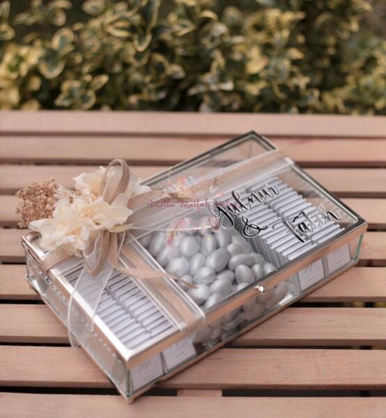 İsimli Cam Kutulu Çiçek Süslemeli Söz Nişan Çikolatası