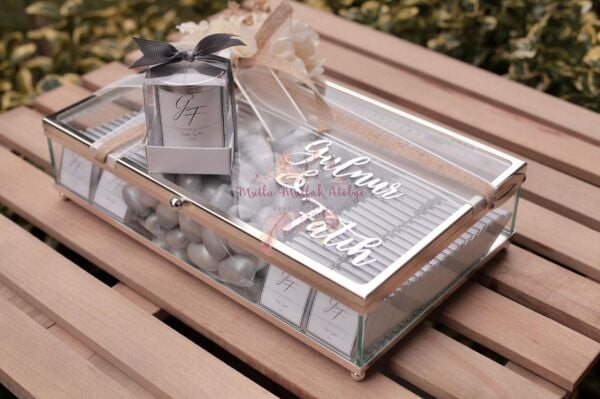 İsimli Cam Kutulu Çiçek Süslemeli Söz Nişan Çikolatası