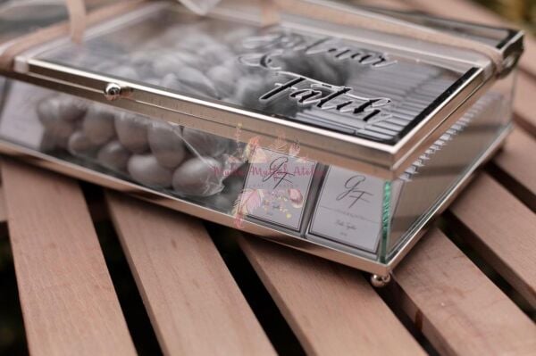 İsimli Cam Kutulu Çiçek Süslemeli Söz Nişan Çikolatası