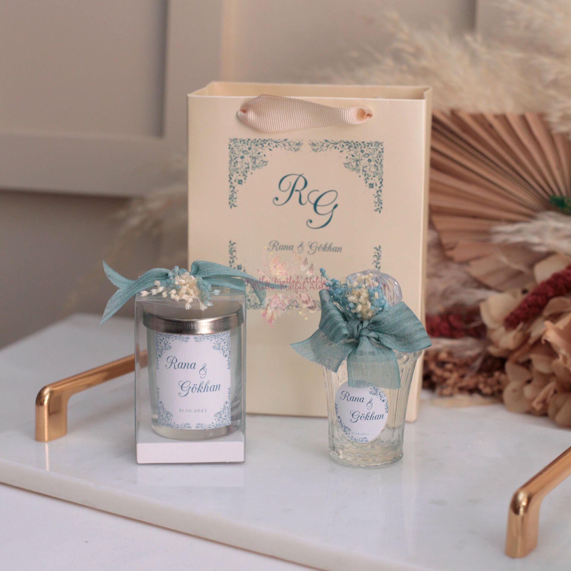 Hediyelik Yükseltili Çiçekli  Mum, Kolonya ve Baskılı Karton Çanta Seti