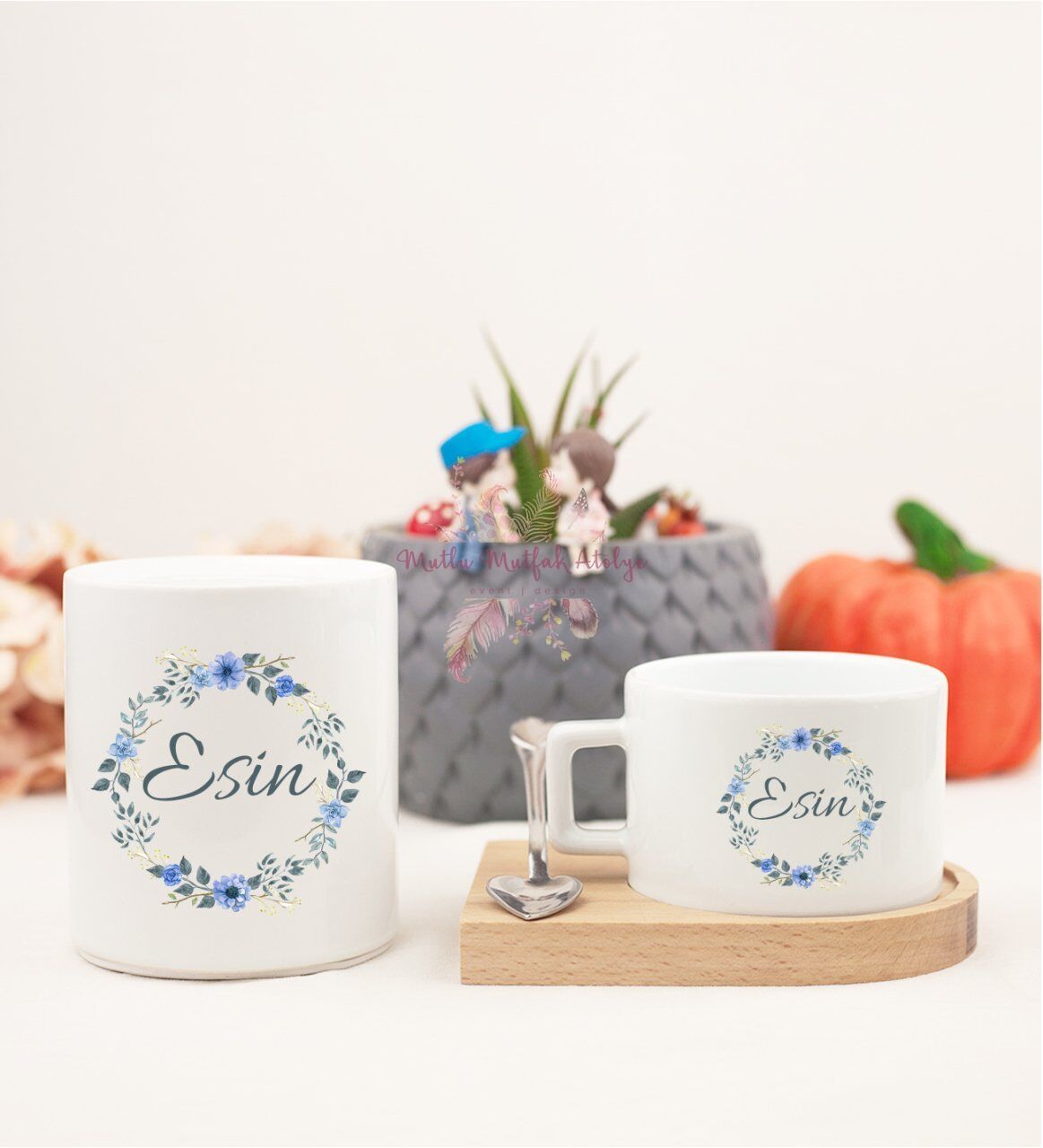 Kişiye Özel İsimli Çiçek Motifli Ahşap Altlıklı Fincan ve Kumbara