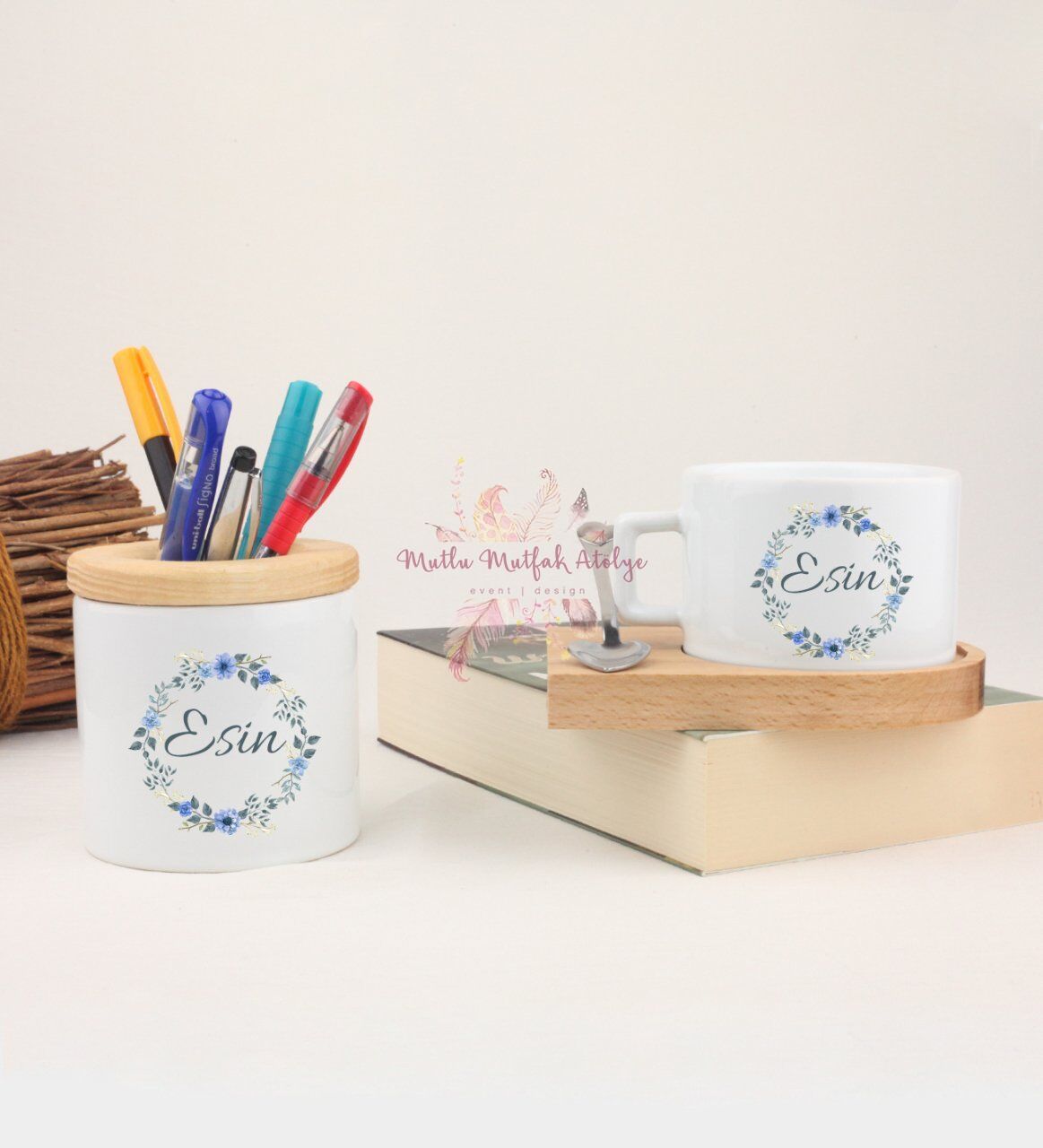 Kişiye Özel İsimli Çiçek Motifli Kalemlik ve Ahşap Altlıklı Fincan