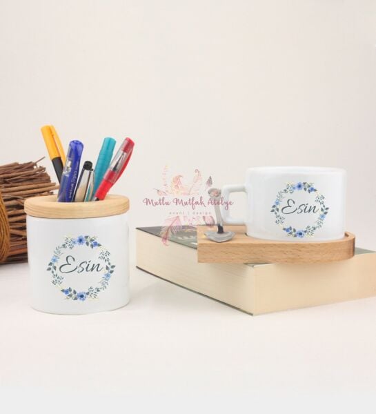 Kişiye Özel İsimli Çiçek Motifli Kalemlik ve Ahşap Altlıklı Fincan