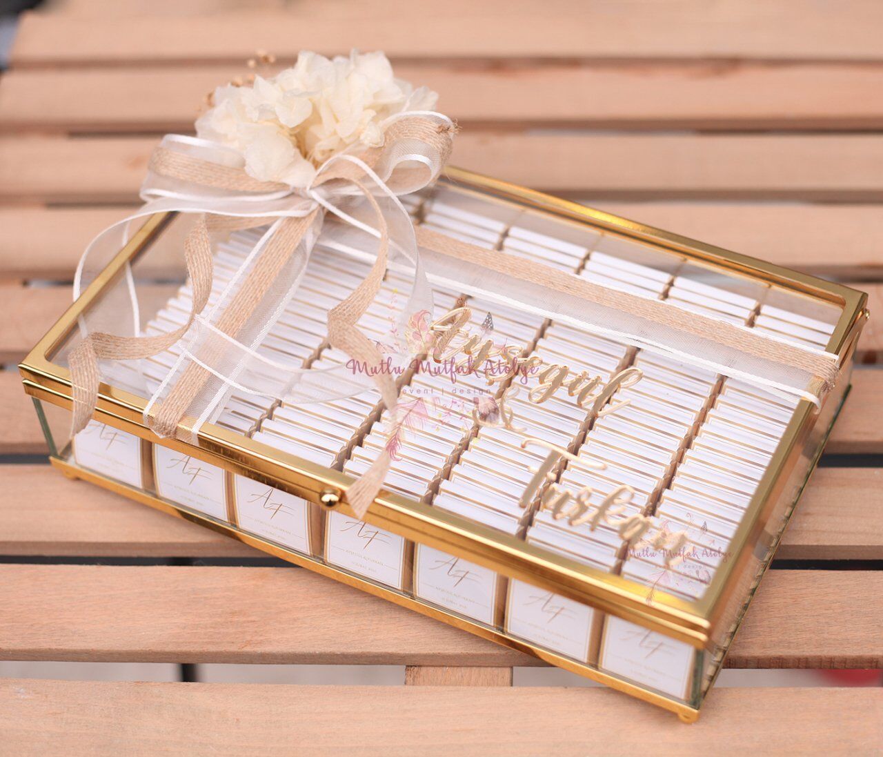 İsimli Cam Kutulu Çiçek Süslemeli Söz Nişan Çikolatası (150 Ad. Çikolata)