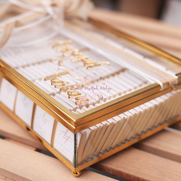 İsimli Cam Kutulu Çiçek Süslemeli Söz Nişan Çikolatası (150 Ad. Çikolata)