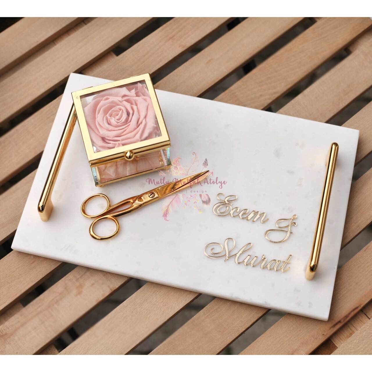 Kişiye Özel İsimli Solmayan Güllü Mermer Tepsi (Gold/Silver)