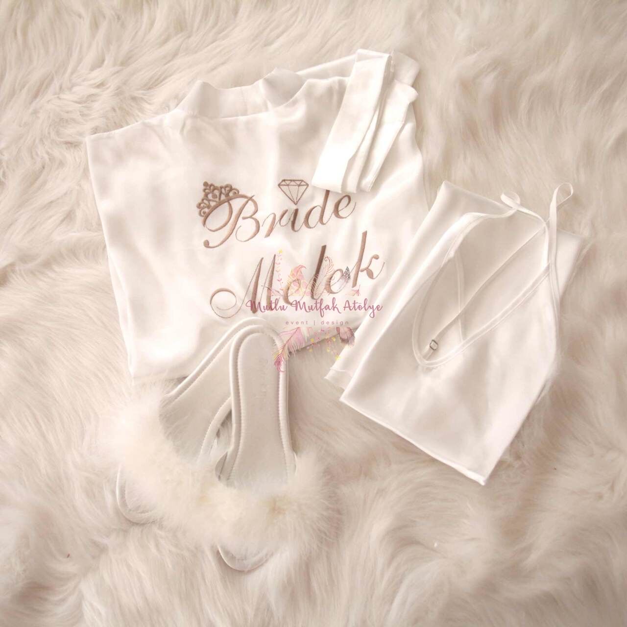 Nakışlı Sabahlık İç Elbise ve Tüylü Terlik Hediye Seti