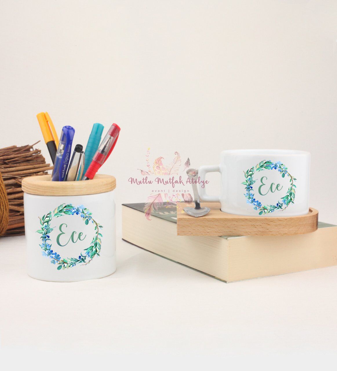 Kişiye Özel Ahşap Altlıklı Fincan ve Kalemlik Seti İsimli Çiçek Motifli