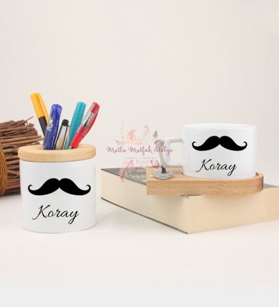 Kişiye Özel Ahşap Altlıklı Fincan ve Kalemlik Seti İsimli Bıyıklı