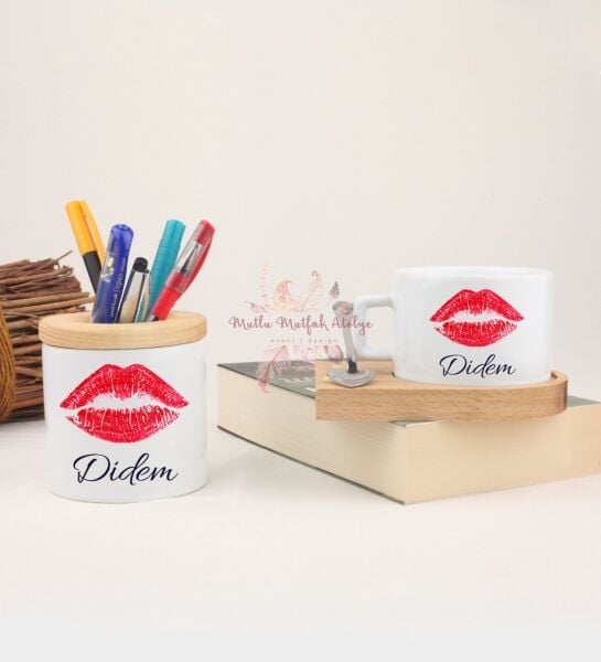 Kişiye Özel Ahşap Altlıklı Fincan ve Kalemlik Seti İsimli Dudaklı