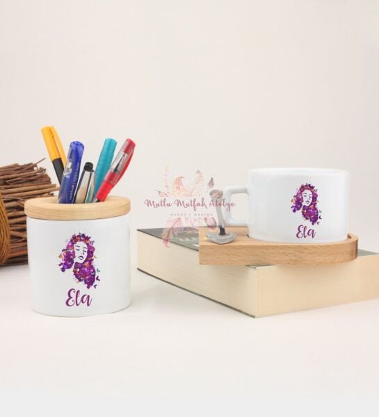 Kişiye Özel Ahşap Altlıklı Fincan ve Kalemlik Seti İsimli Kadın Figürlü