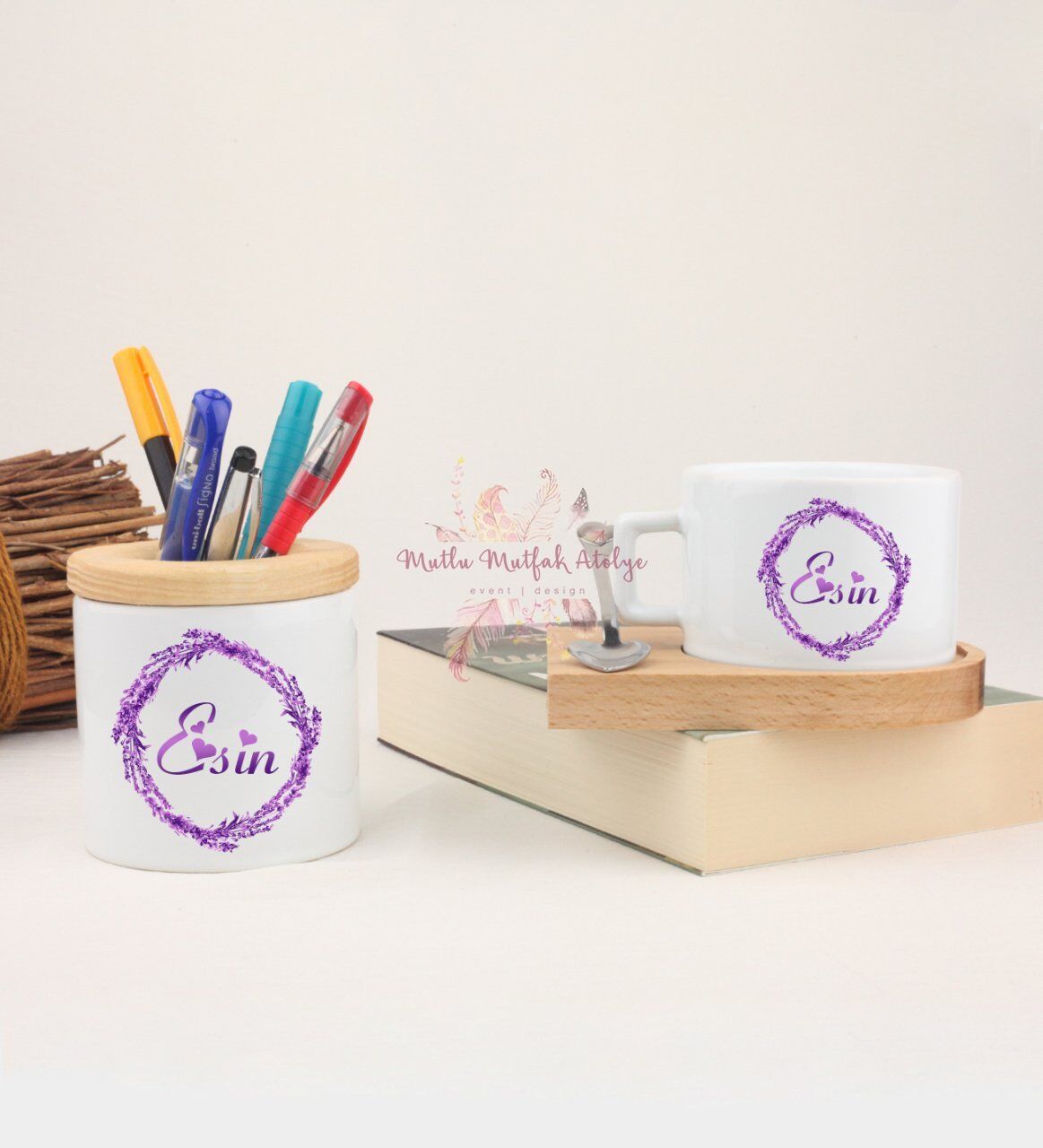 Kişiye Özel Ahşap Altlıklı Fincan ve Kalemlik Seti İsimli Lavantalı