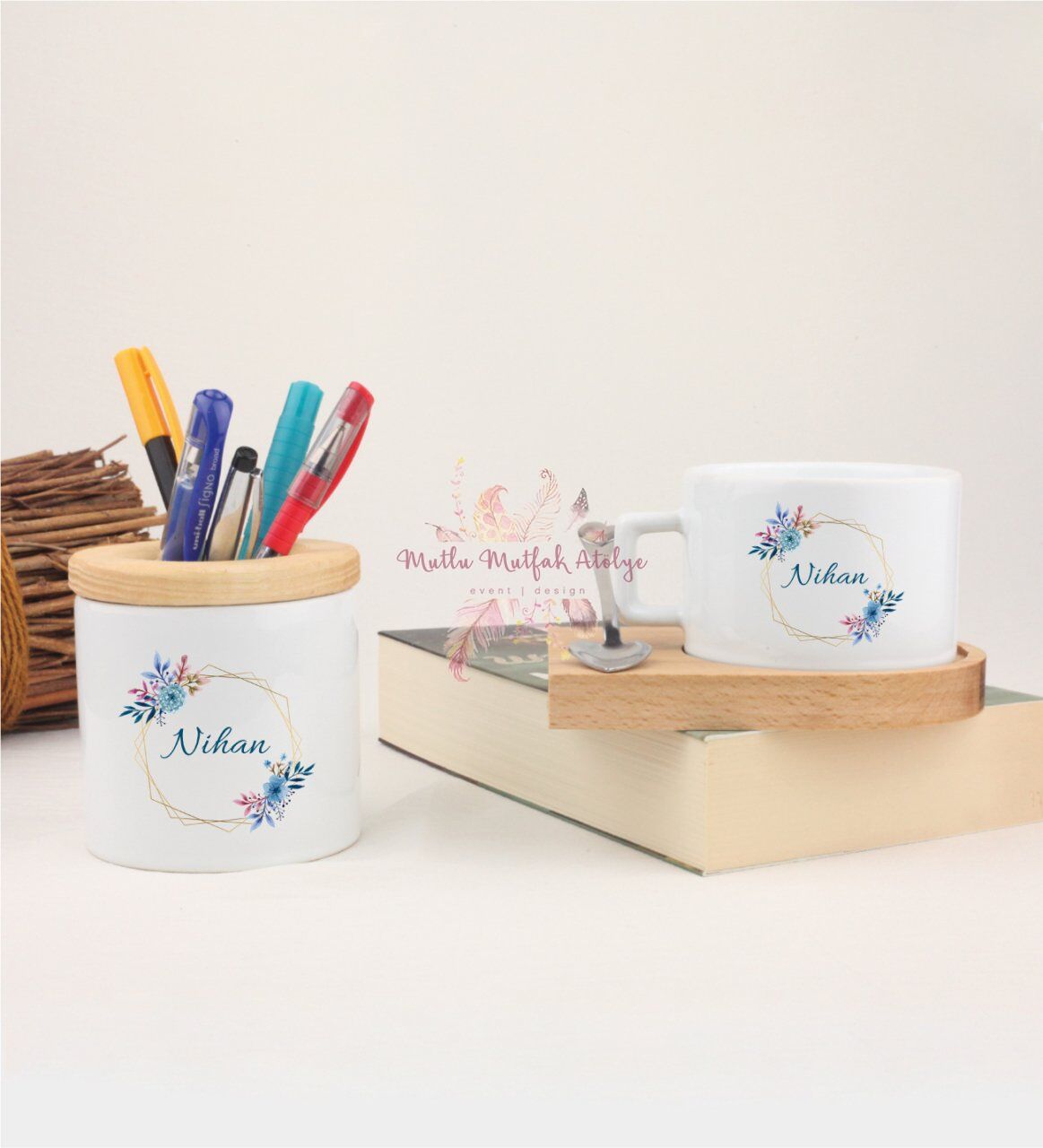 Kişiye Özel Anneler Günü İsimli Kalemlik ve Ahşap Altlıklı Fincan