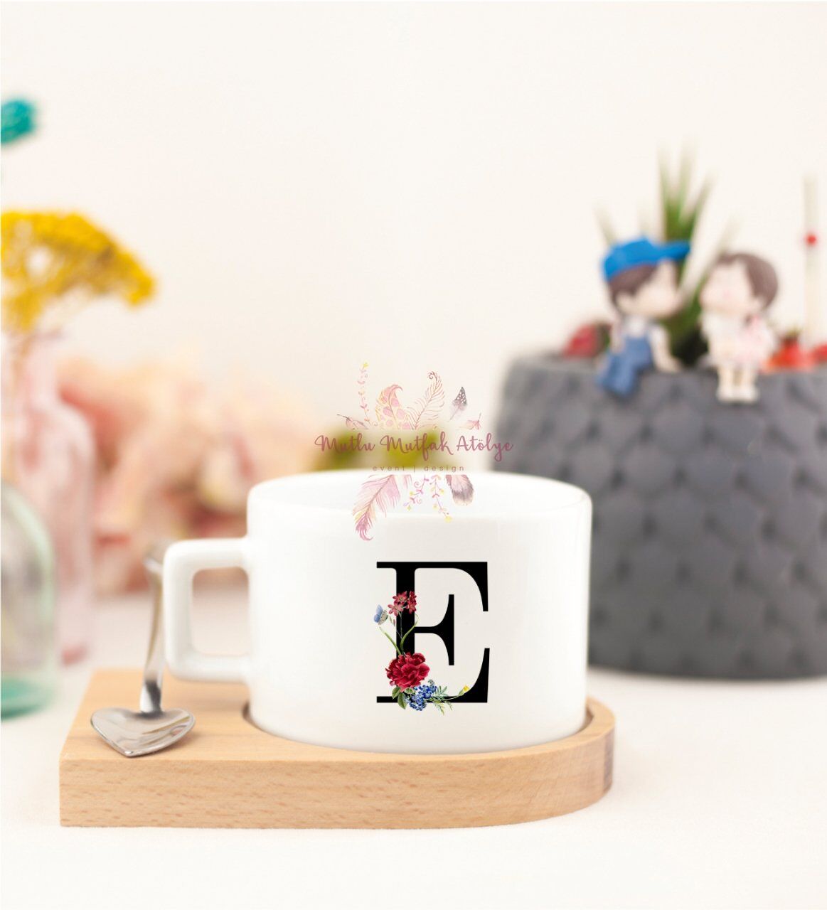 E Harfi Çiçek Desenli Ahşap Altlıklı Fincan