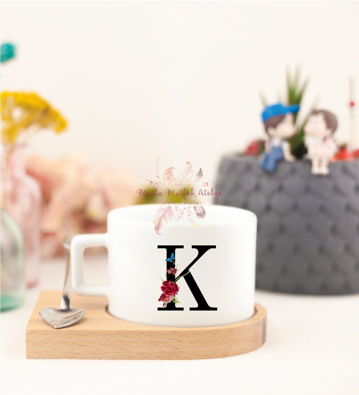 K Harfi Çiçek Desenli Ahşap Altlıklı Fincan