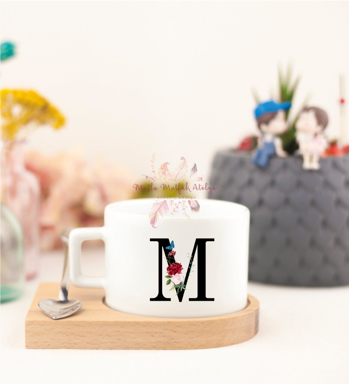 M Harfi Çiçek Desenli Ahşap Altlıklı Fincan
