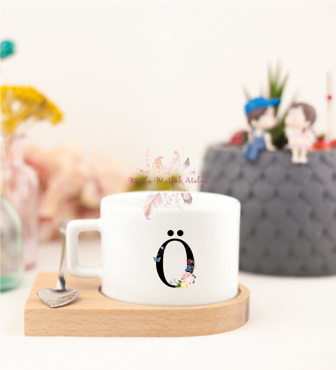 Ö Harfi Çiçek Desenli Ahşap Altlıklı Fincan
