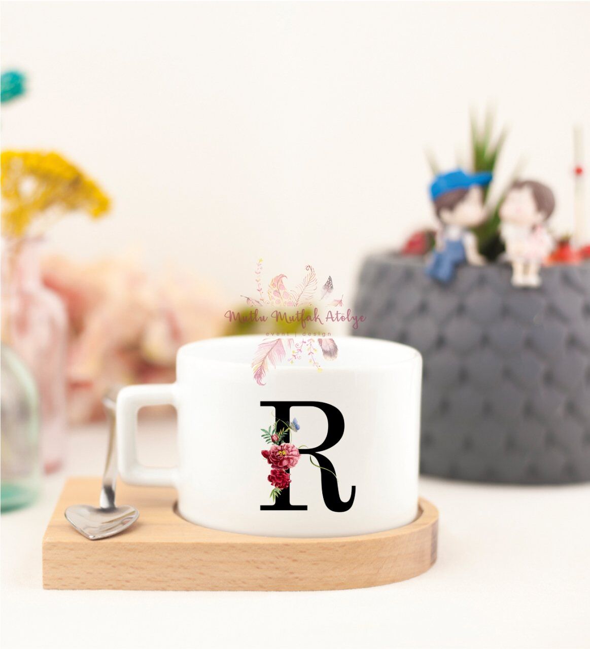 R Harfi Çiçek Desenli Ahşap Altlıklı Fincan
